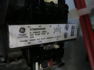 GE 300 LINE-CONTROL COMBINATION MOTOR CONTROLLER, RAINPROOF ENCLOSURE, MO# MTSJ800, 600 VAC, NEMA 2. LOADING & HANDLING FEE $15-4041